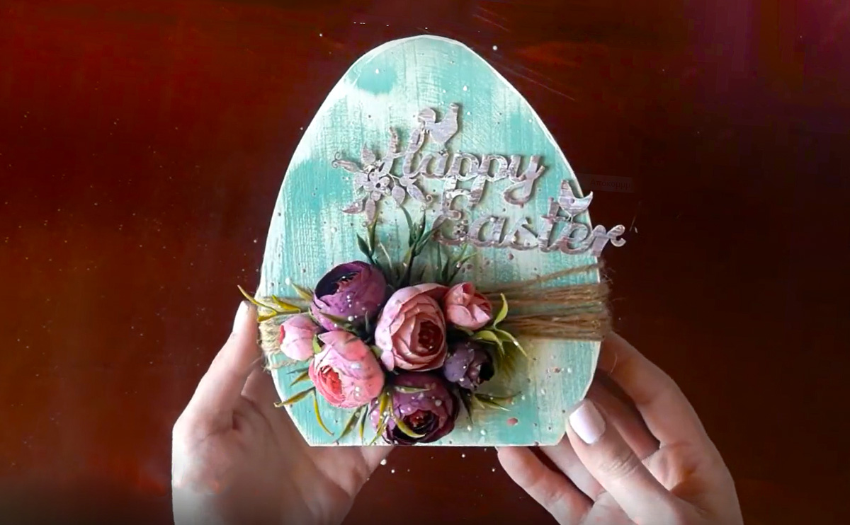 Ξύλινο διακοσμητικό αυγό στολισμένο με λουλούδια βαμμένο με χρώμα κιμωλίας