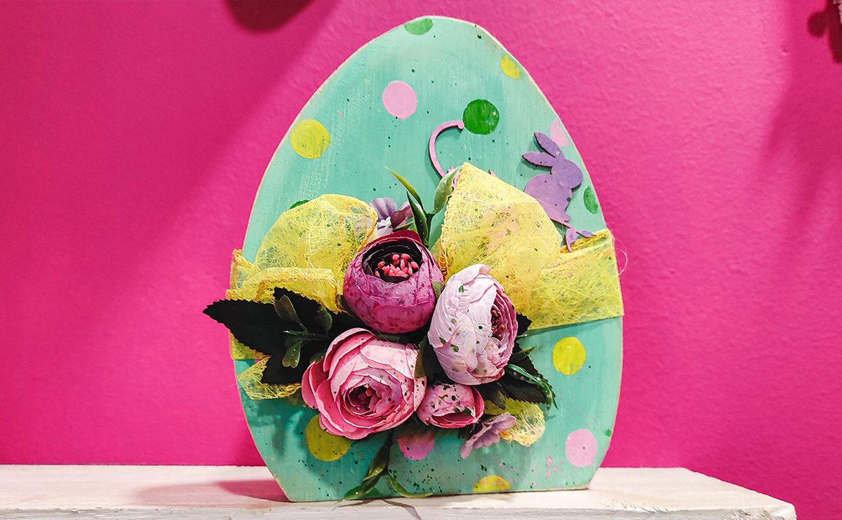 Ξύλινο πασχαλινό αυγό στολισμένο με λουλούδια και βαμμένο με χρώμα κιμωλίας